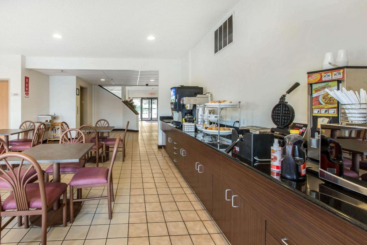 Econo Lodge Inn & Suites Peoria Illinois Eksteriør billede
