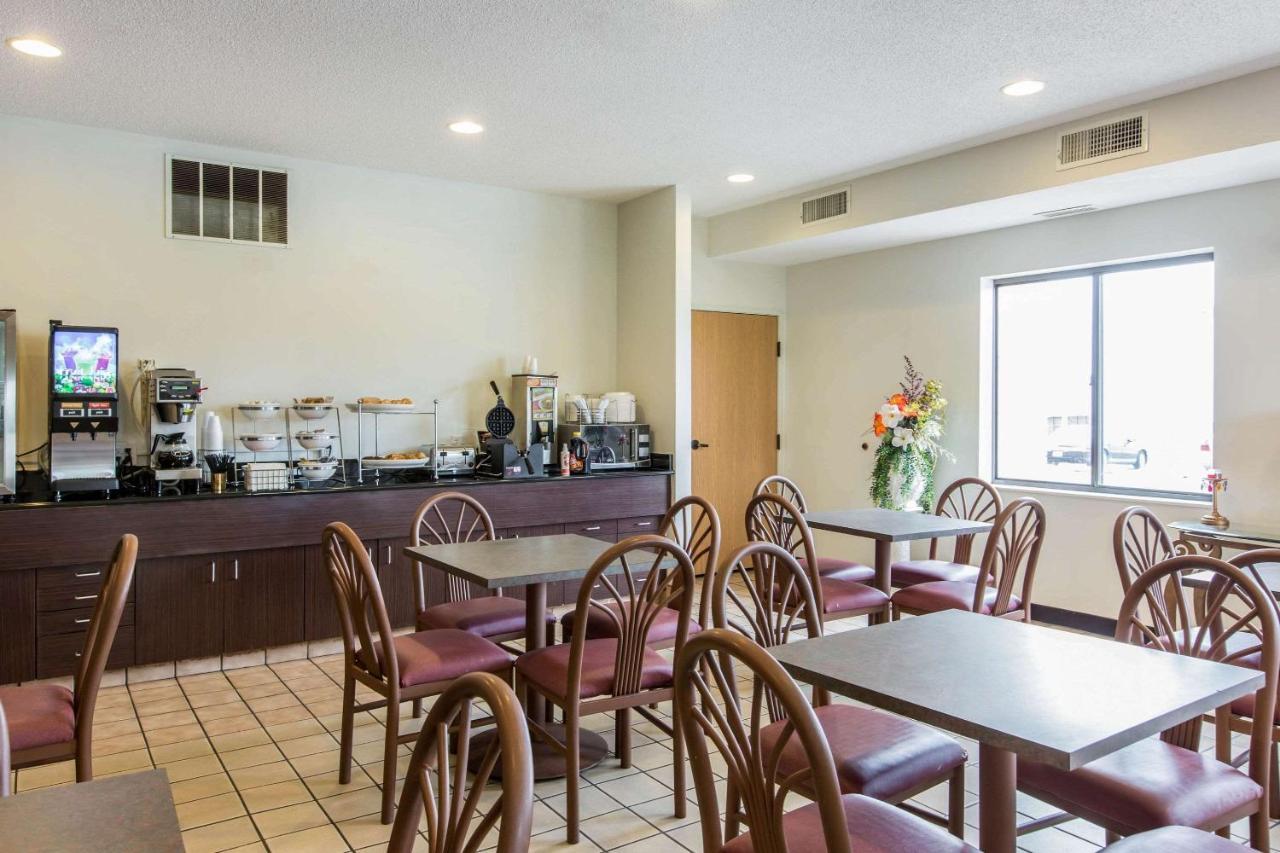 Econo Lodge Inn & Suites Peoria Illinois Eksteriør billede