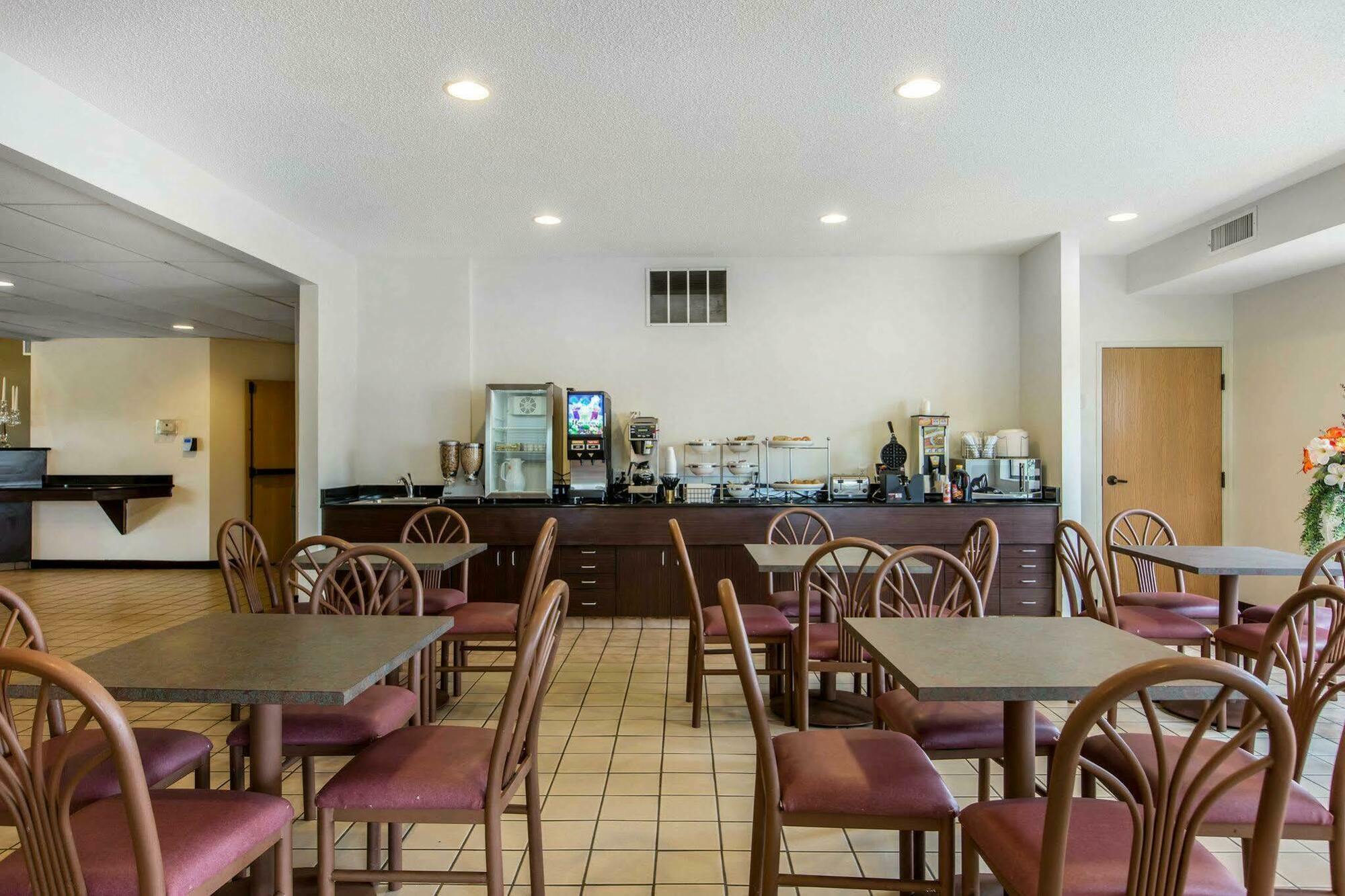 Econo Lodge Inn & Suites Peoria Illinois Eksteriør billede